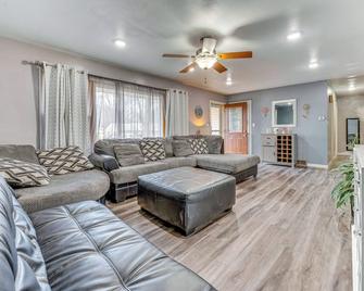 Newly Remodeled Home in Storm Lake with Private Yard - Storm Lake - Huiskamer