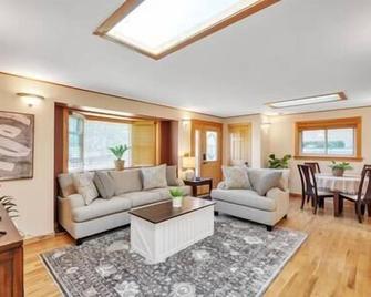 Bright & Cozy House Centennial Littleton 3 Bed 3 Bath - Centennial - Living room