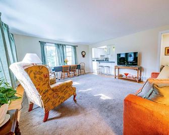 Superb 2-bedroom house in Cannon Falls perfect for relaxing getaway - Cannon Falls - Living room