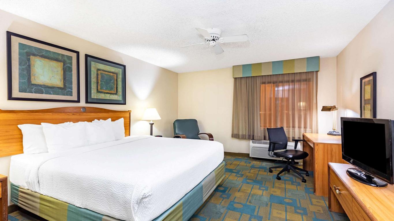 La Quinta Inn & Suites by Wyndham Mansfield TX