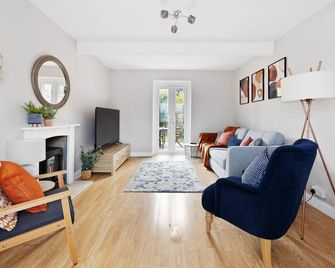 3 Bed, 2 Bath, Sleeps 6, With Free Parki - Reading - Living room