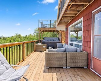 Ocean Echo Cabin 1 for families/groups. Close to beaches, hikes, and ski hill! - Ingonish Beach - Balcón