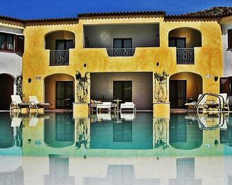 Hotel Monti Di Mola - Arzachena - Bể bơi