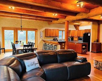 Empire Therapy-Ac/Gameroom/Fireplace/Hottub - Empire - Living room