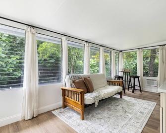 Farm-ish Getaway 2-bedroom house in tranquil Alva surrounded by nature! - Alva - Living room