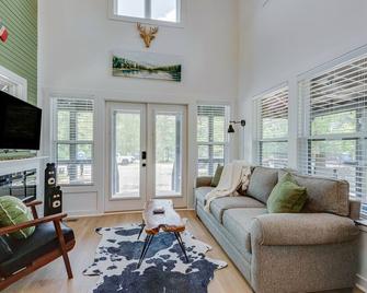 Lulu's Place - A Lakeside Tiny Home in Tennessee - Tracy City - Living room