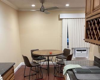 2 Bedroom Condo in the heart of Silicon Valley (Sunnyvale) - Sunnyvale - Dining room