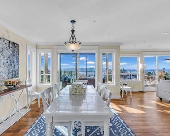A coastal retreat, the leisurely time in Ocean Whisper Villa. - White Rock - Dining room