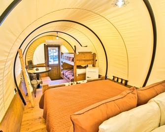 343 Conestoga Wagon - Family Adventure - Camp Verde - Schlafzimmer