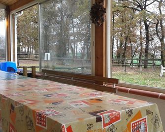 House in a rural setting with horses nearby - Pailloles - Restaurante