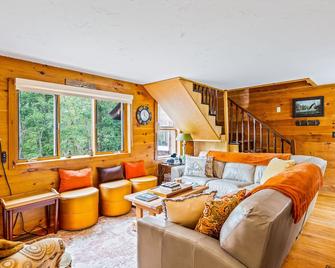 Adirondack Sugar Shack - Diamond Point - Living room