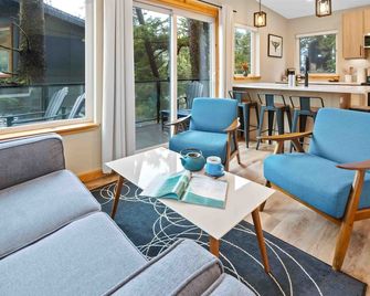 Ss#2-Bodyboarder-Spring Cove, Water View, Sauna! - Ucluelet - Living room