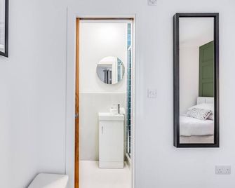 4 Bedroom 4 Bathroom House - Sleeps 7 - Prime Location, Free Parking, Self-Check-In, Workspace, Fast Wifi and Smart TV with Virgin TV and Netflix by Yoko Property - Northampton