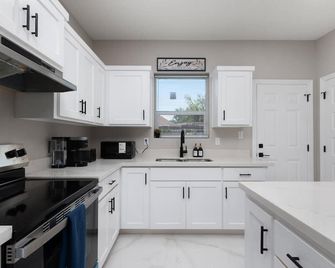 Hummingbird Haven 10 with 2 Bed 2.5Bath and Patio - Pharr - Kitchen