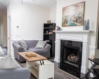 Luxury 3bd/3ba Smart Home Near Ecu With Fast Wifi & Free Ev Charging! - Greenville - Living room