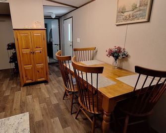 Private Cozy 2-bedroom mobile home in wonderful Mocksville NC - Mocksville - Eetruimte