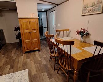 Private Cozy 2-bedroom mobile home in wonderful Mocksville NC - Mocksville - Eetruimte