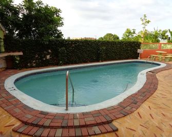 Tropical Court Hotel - Bahía Montego - Piscina