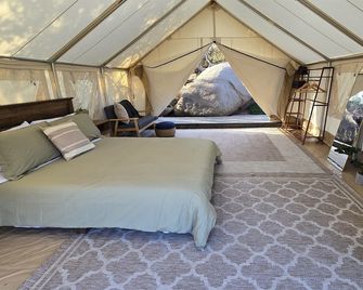 A Cozy Sunrise Glamping Escape with Panoramic View - Fallbrook - Ložnice