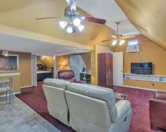 Clean Safe Comfortable Housing - heart of the city - Little Rock - Living room