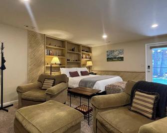 Couples Retreat with Hot Tub, Sauna and Steam Room - Fort Collins - Yatak Odası