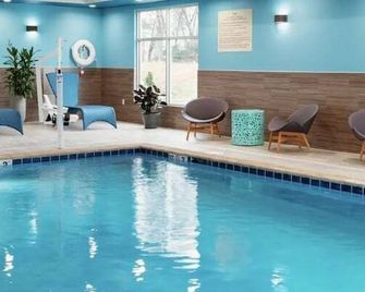 Hampton Inn by Hilton Tappahannock - Tappahannock - Pool