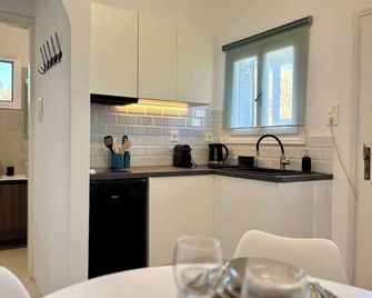 Origins I Boutique Studio 200m from Sea & Parking - Piso Livadi - Kuchyň