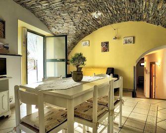 Lovely And Charming Apartment In Diano San Pietro - Diano San Pietro - Comedor