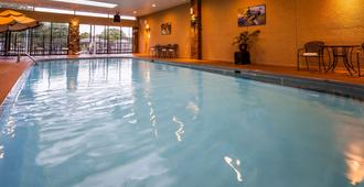 Best Western Plus Landing View Inn & Suites - Branson - Pool