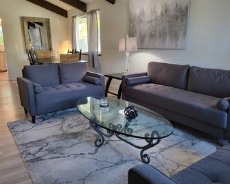 High Desert Dream on the Fairway WiFi Smart TVs - Victorville - Living room