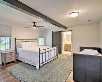 Fire Pit, Pickleball, Pool! Schulenburg Farmhouse - Schulenburg