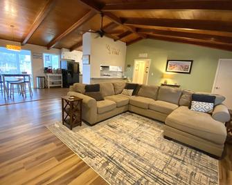 Relax on Lake Bowen at our spacious 3-bedroom retreat - Inman - Living room
