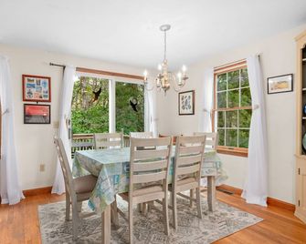 Woods Edge: Walk to Red River Beach, Pet Friendly - Harwich - Dining room