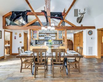 Beautiful Wasilla Home Rental w/ Deck & Gas Grill! - Wasilla - Dining room