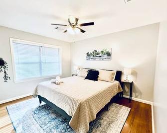 Entire 3 bedroom 1 and half bath home in Deer Park high speed wifi - Deer Park - Bedroom