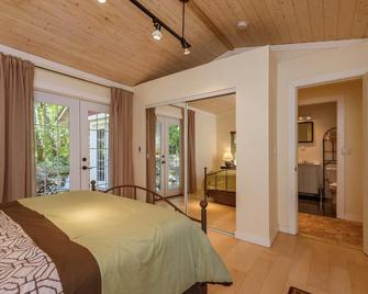 Harmony Park Cottage at amazing Lily Point - Point Roberts Wa. - Point Roberts - Bedroom