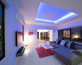 Seclude Rainforest Retreat - Long Island - Salon