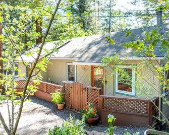Summit Sanctuary! Redwoods! Fire Table!! Bbq Grill! Fast Wifi!! Dog Friendly! - Guerneville - Patio