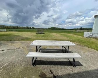 Serene Home & Endless Sky-Views, 3-Br - Ostrander - Pátio