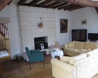 Large Cottage for 4 persons at river in an ancient small village, with terrace and garden - Tournon-Saint-Martin - Sala de estar