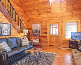 West Jefferson Cabin- Hot Tub, Fireplace, Sleeps 7 - West Jefferson - Living room