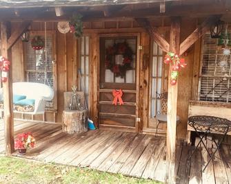 Eclectic Country Studio Guest House Quick Escape - Greenville - Patio