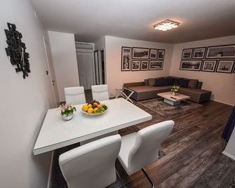 Sunset Deluxe Apartments - Vir - Salle à manger