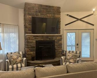 Serene one bedroom tree top lodge along the wine trail. - Ripley - Living room