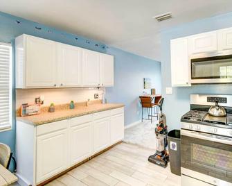 Beautiful Palatka Vacation Rental w/ Yard! - Palatka - Cocina