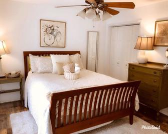 Great Views, Hike Onsite, Work Remotely, Huge Smart Tvs & Hot-Tub - Strasburg - Bedroom