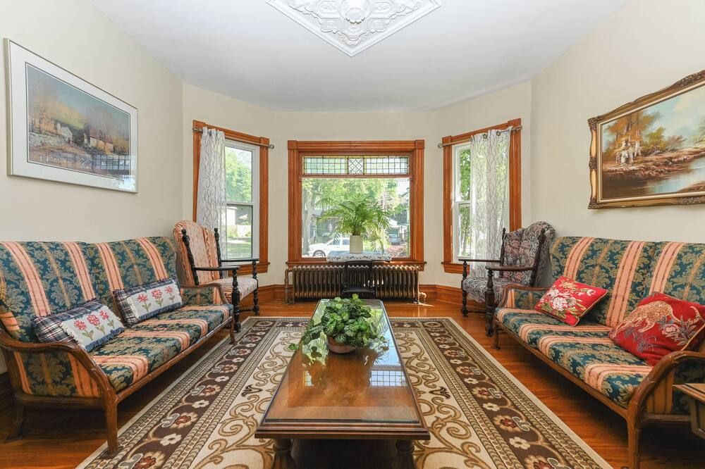 White Orchid Room(Breakfast Included)-Niagara Inn Bed&Breakfast - Niagarafälle - Wohnzimmer