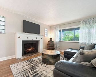 Pit Staycation Retreat With Pool House! - Coraopolis - Living room