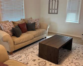 2-bedroom house in charming Foley with AC, WiFi. Relax and unwind - Foley - Living room