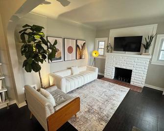 Cozy Home in College Cultural - Flint - Living room